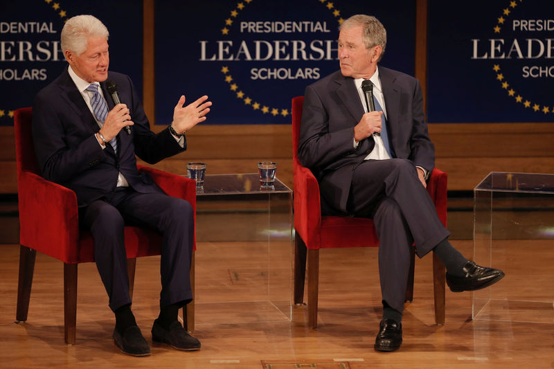 © Reuters. Former U.S. Presidents Clinton and Bush participate in a moderated conversation at the graduation class of the Presidential Leadership Scholars program at the George W. Bush Presidential Library in Dallas