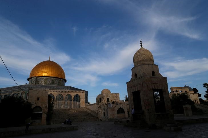 © Reuters. The Wider Image: Lights, Korans as Jerusalem holy site meets Ramadan