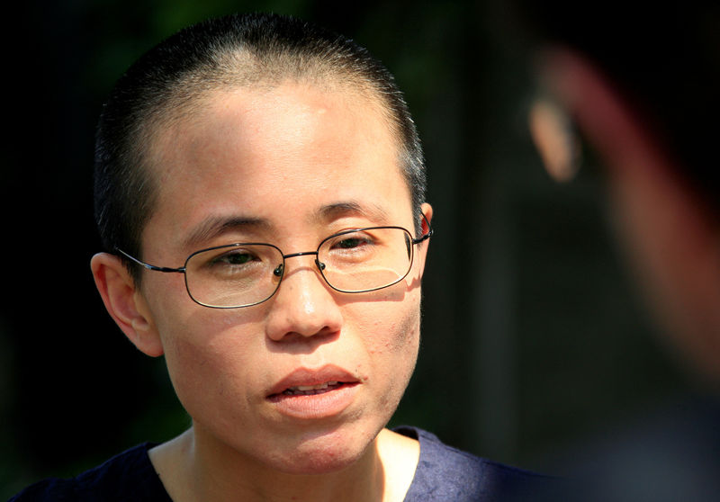 © Reuters. FILE PHOTO - Liu Xia, wife of veteran Chinese pro-democracy activist Liu Xiaobo, listens to a question during an interview in Beijing