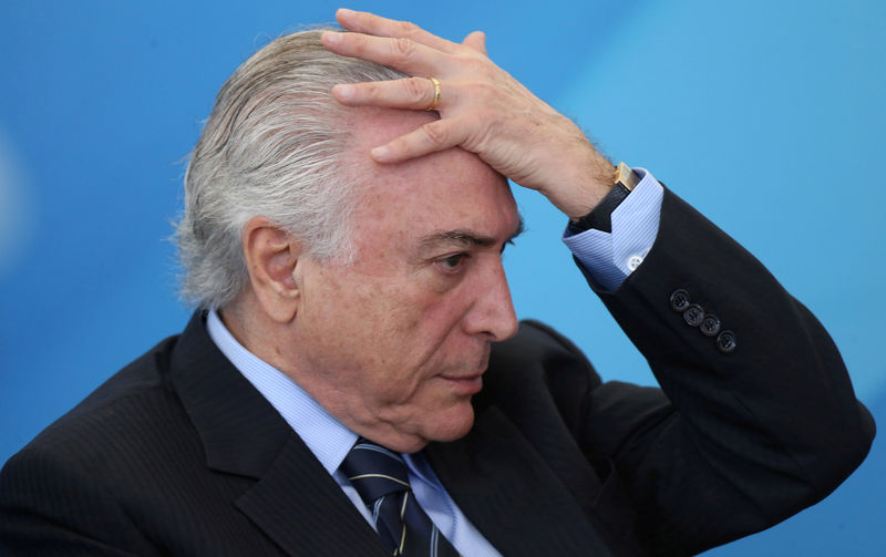 © Reuters. El presidente de Brasil, Michel Temer, reacciona durante una ceremonia en el Palacio de Planalto en Brasilia