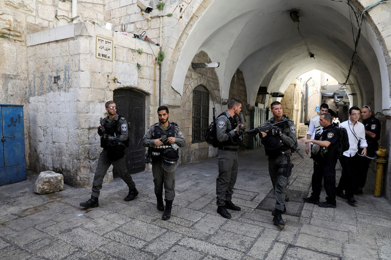 © Reuters. Israeli border policemen secure the area near the scene of the shooting attack, in Jerusalem's Old City