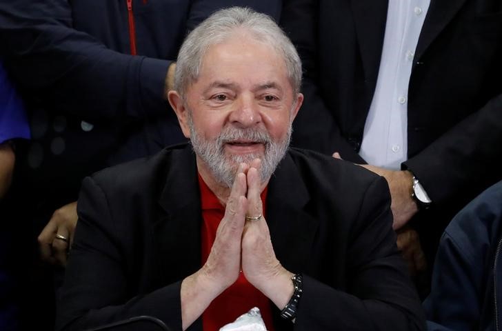 © Reuters. El expresidente brasileño Luiz Inácio Lula da Silva en una rueda de prensa tras ser condenado por corrupción, en Sao Paulo
