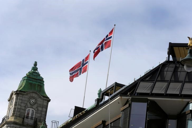 © Reuters. Norwegian flags flutter over building in Oslo