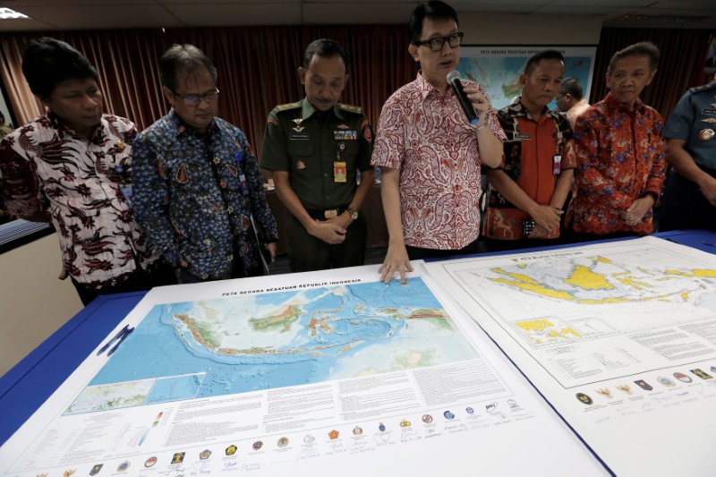 © Reuters. Indonesian Deputy Minister for Maritime Affairs Arif Havas Oegroseno stands in front of a new map of Indonesia during talks with reporters in Jakarta