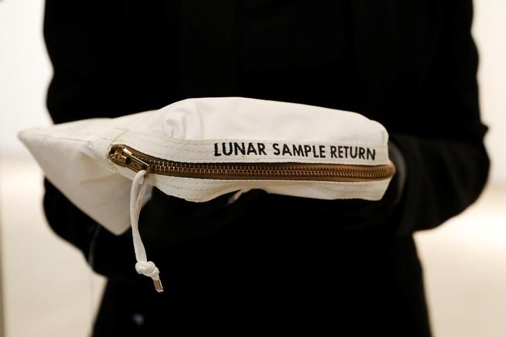© Reuters. حقيبة استخدمها أرمسترونج لنقل عينات من القمر قد تباع بالملايين في مزاد