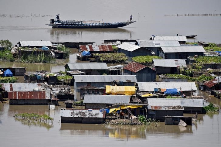© Reuters. مقتل 83 جراء سيول في ولايات بالهند