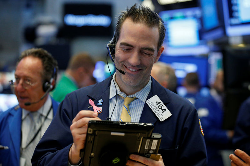 © Reuters. Traders work on the floor of the NYSE in New York