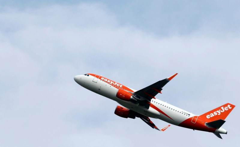 © Reuters. FILE PHOTO: An EasyJet passenger aircraft takes off in Colomiers near Toulouse