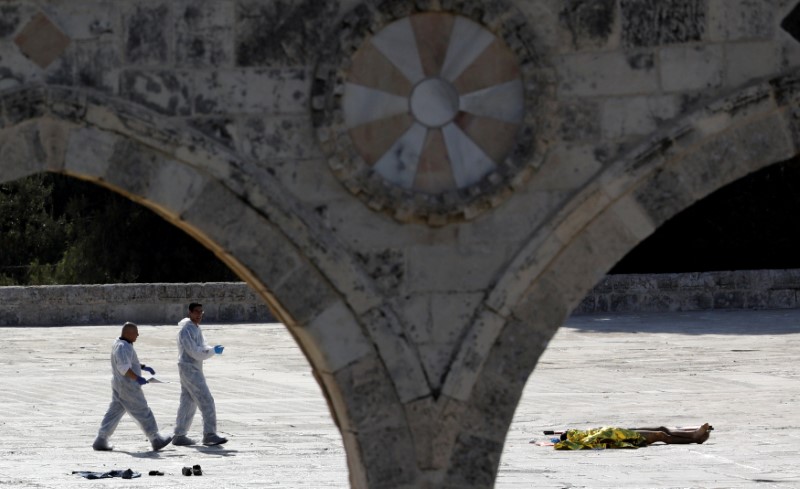 © Reuters. Policiais israelenses examinam cena de ataque na Cidade Velha de Jerusalém