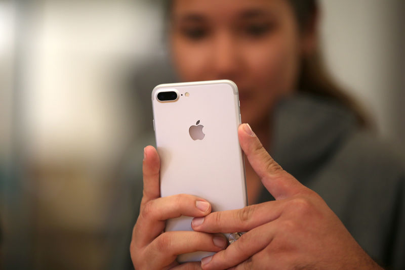 © Reuters. FILE PHOTO: A customer views the new iPhone 7 smartphone inside an Apple Inc. store in Los Angeles