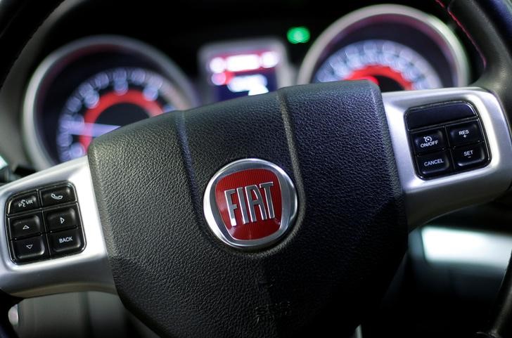 © Reuters. The Fiat logo is seen on the steering wheel of a Fiat "Freemont" model in a mechanic's workshop in Rome