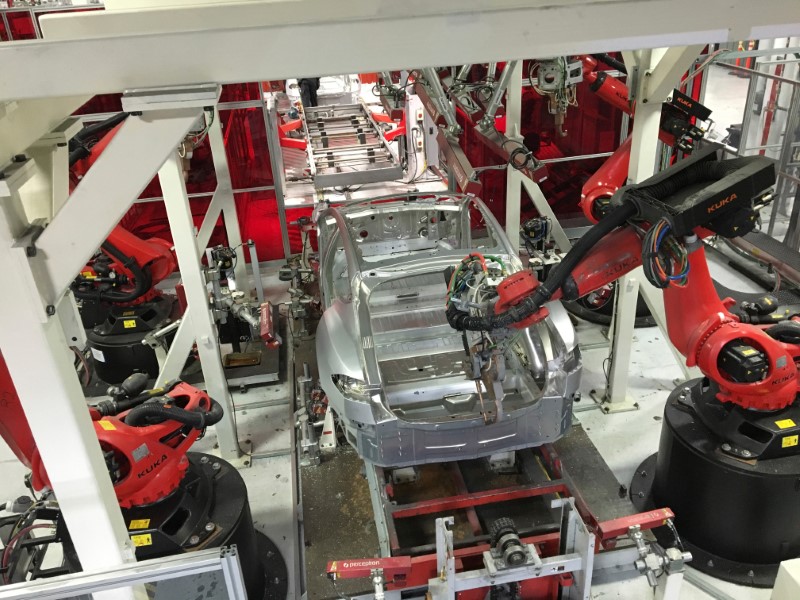 © Reuters. Tesla vehicles are being assembled by robots at Tesla Motors Inc factory in Fremont
