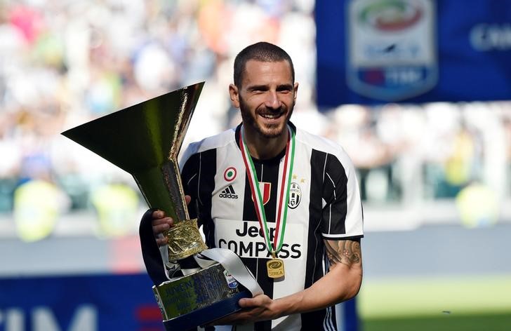 © Reuters. Leonardo Bonucci con la coppa dello scudetto della Juventus 2017.