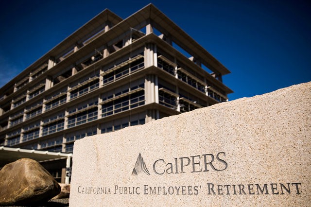 © Reuters. FILE PHOTO: CalPERS headquarters in Sacramento