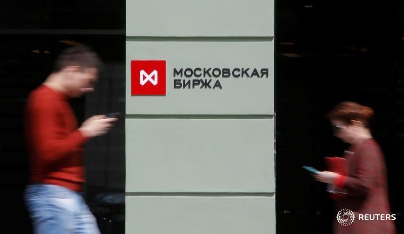 © Reuters. Люди у здания Московской биржи