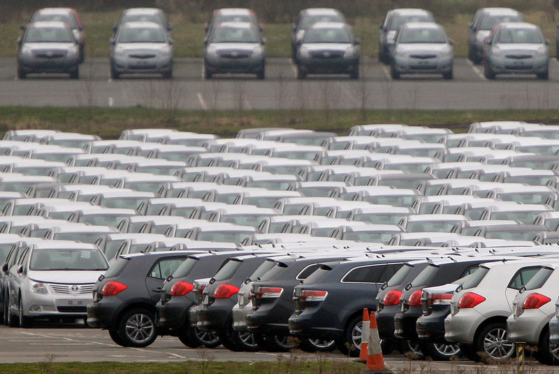 © Reuters. FILE PHOTO: New cars are parked at Toyota's Burnaston plant near Derby, central England