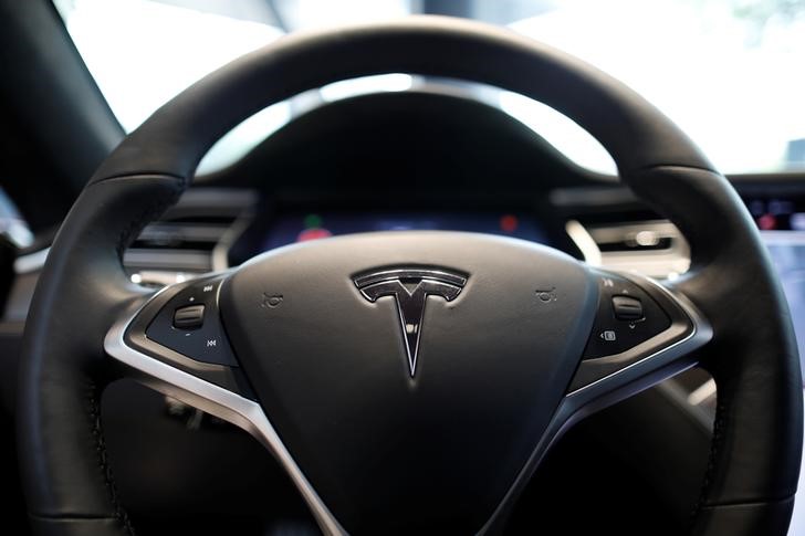 © Reuters. The logo of Tesla is seen on a steering wheel of its Model S electric car at its dealership in Seoul