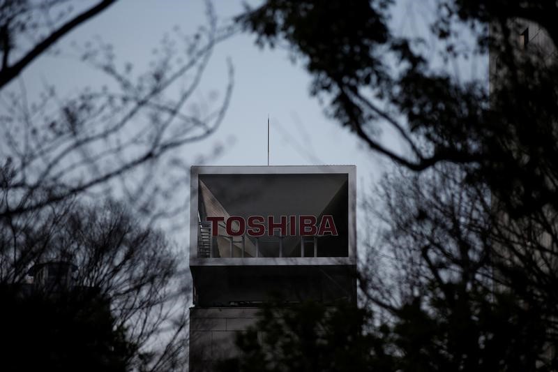 © Reuters. Toshiba Corp logo is seen at the company's headquarters in Tokyo
