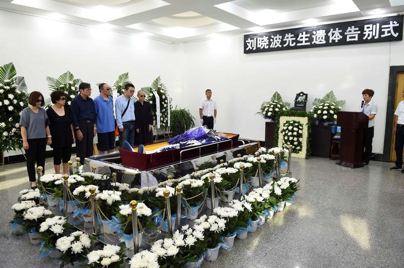© Reuters. الصين تقول جثمان الحائز على جائزة نوبل أحرقت وزوجته "حرة"
