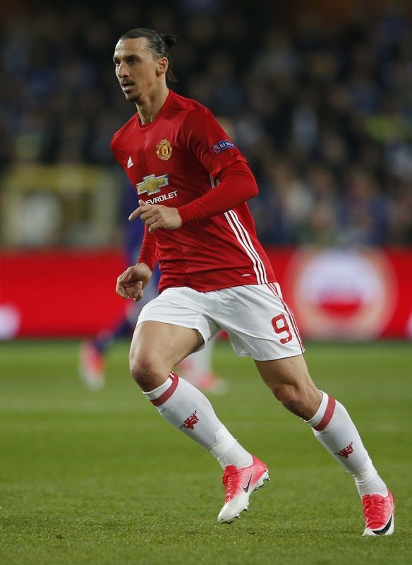 © Reuters. Ibrahimovic podría seguir en el United, dice Mourinho