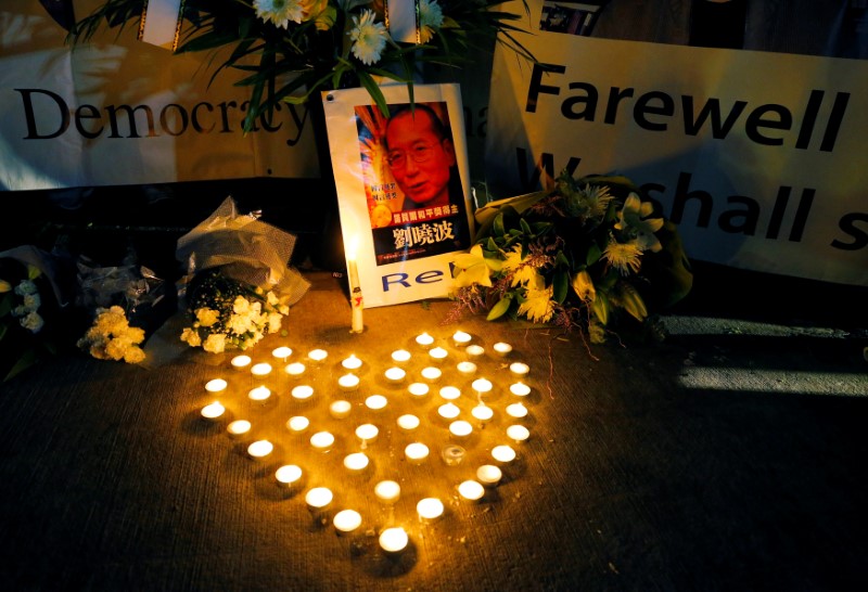 © Reuters. China dice que el Nobel Liu ha sido incinerado y su mujer es "libre"