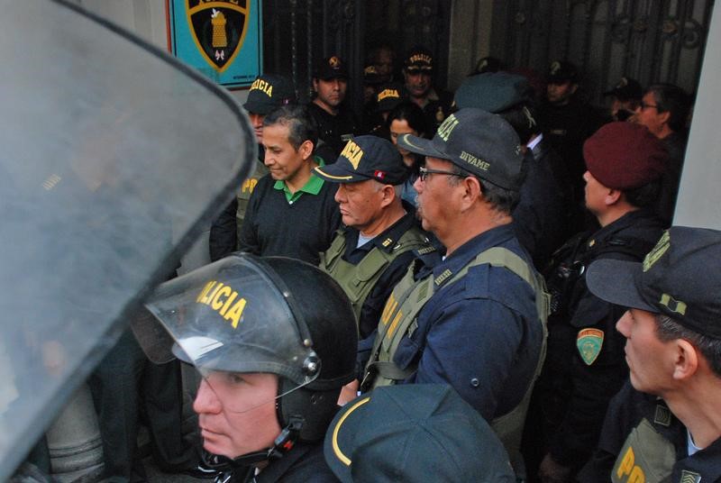 © Reuters. Los expresidentes peruanos Humala y Fujimori se encuentran, pero en prisión