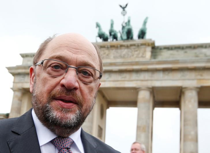 © Reuters. Martin Schulz of the SPD Party poses for a picture in front of the Brandenburg Gate after Germany's parliament legalised the same-sex marriage in Berlin