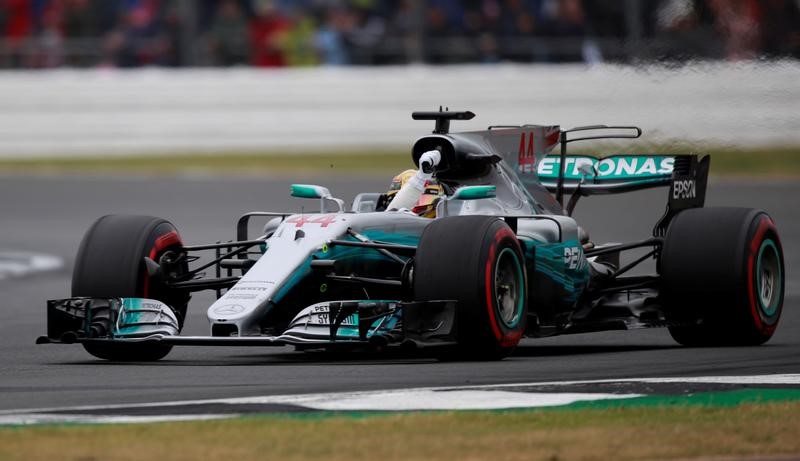 © Reuters. Hamilton logra la 'pole' para el Gran Premio de Reino Unido