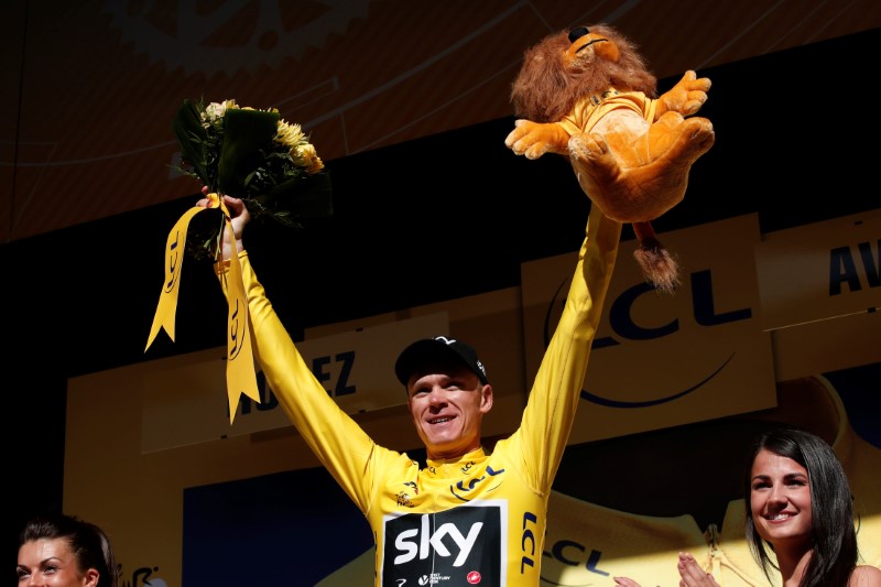 © Reuters. El ciclista británico del equipo Sky Chris Froome celebra en el podio tras recuperar el jersey amarillo en la decimocuarta etapa del Tour de Francia desde Blagnac a Rodez