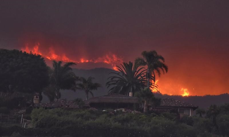 © Reuters. حرائق غابات كاليفورنيا تستعر ورجال الإطفاء يكافحونها