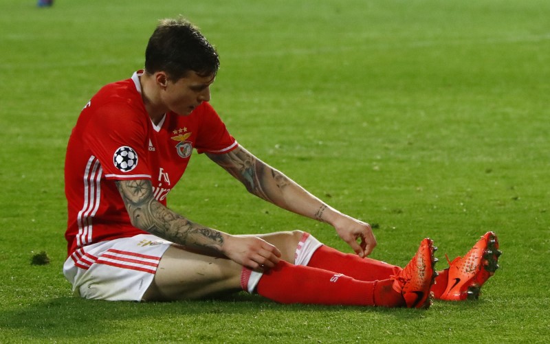 © Reuters. Benfica's Victor Lindelof looks dejected