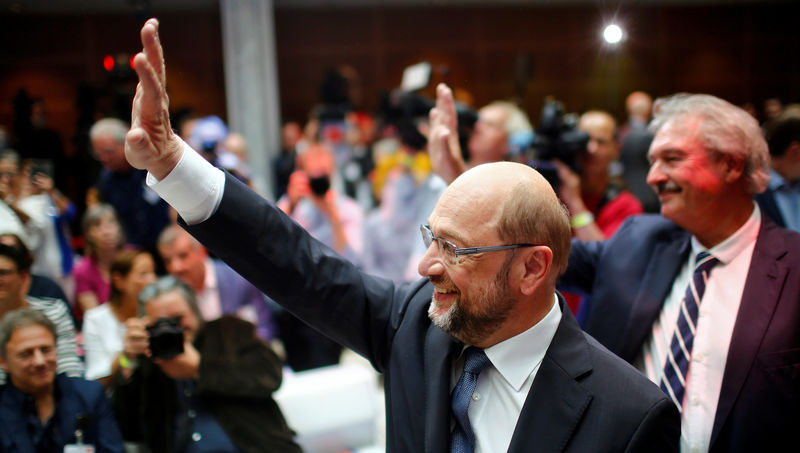 © Reuters. Germany's Social Democratic Party SPD candidate for chancellor Schulz and Luxembourg's Foreign Minister Asselborn arrives for an event at the SPD headquarters in Berlin