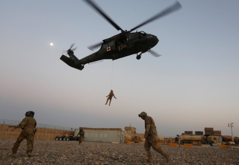 © Reuters. A U.S. Navy Corpsman and U.S. soldier take part in a helicopter Medevac exercise in Helmand province, Afghanistan