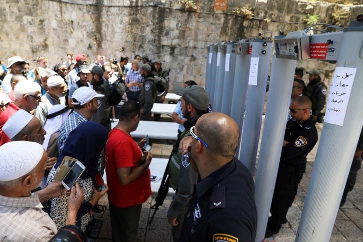 © Reuters. إسرائيل تعيد فتح الحرم القدسي بعد هجوم