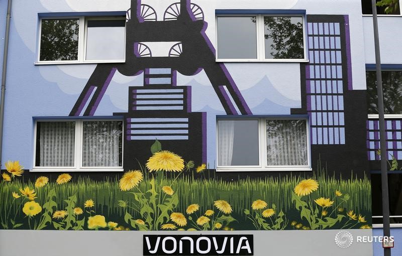 © Reuters. The logo of German real estate company Vonovia is seen at a Vonovia building in Essen