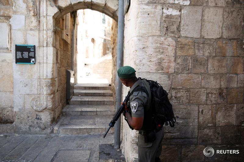 © Reuters. Israeli border police officer guards next to compound known to Muslims as Noble Sanctuary and to Jews as Temple Mount in Jerusalem's Old City