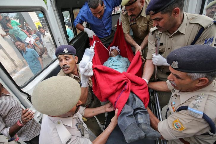 © Reuters. مقتل 16 شخصا في سقوط حافلة من على جبل في كشمير الهندية