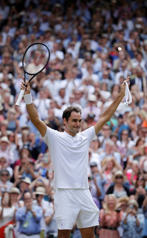 © Reuters. Roger Federer establece un récord al ganar su octavo título en Wimbledon