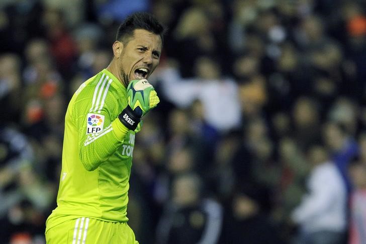 © Reuters. Valencia's goal keeper Diego Alves celebrates after his team scored a goal against Real Madrid during their Spanish first division soccer match at the Mestalla stadium in Valencia