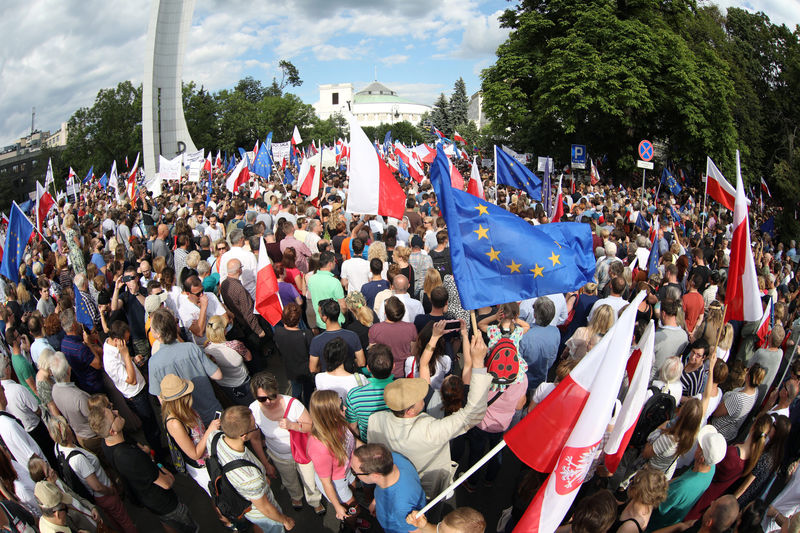 © Reuters. Protesters gather in front of the Parliament building during an opposition protest in Warsaw