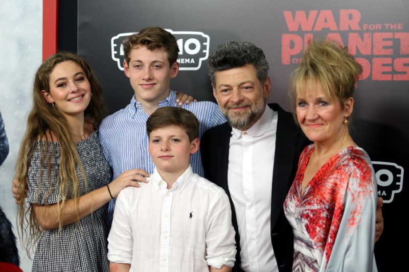 © Reuters. El actor Andy Serkis posa con su familia antes de una función de estreno de "War for the Planet of the Apes" en Manhattan