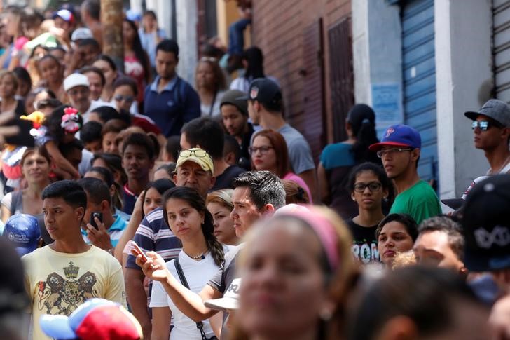 © Reuters. المعارضة الفنزويلية تقول إن شخصين قتلا بالرصاص "على ما يبدو" خلال تصويت