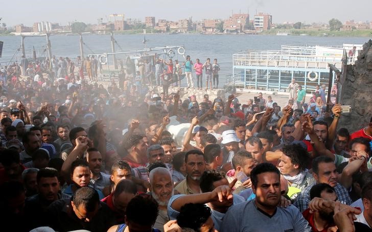 © Reuters. الداخلية المصرية:وفاة شخص وإصابة العشرات في اشتباكات بين الشرطة وسكان جزيرة نيلية بالقاهرة