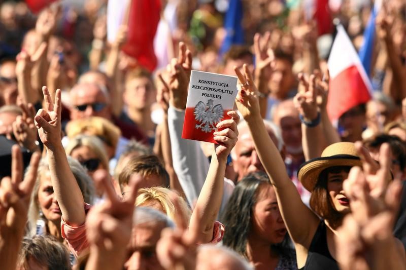 © Reuters. آلاف يتظاهرون في بولندا احتجاجا على تعديلات قضائية