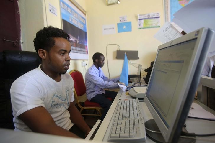 © Reuters. انقطاع الإنترنت في الصومال مشكلة إضافية تواجه قطاع الأعمال