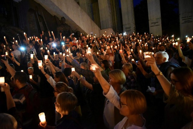 © Reuters. Protesters hold candles during candlelight rally to protest against judicial reforms in front of the Supreme Court in Warsaw