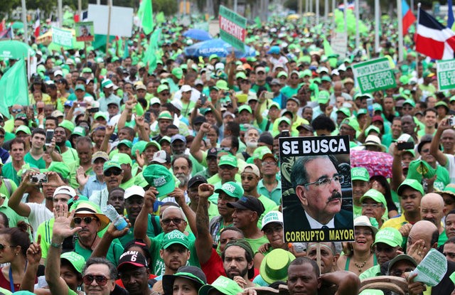 © Reuters. People march during a protest against corruption and the Brazilian conglomerate Odebrecht SA, in Santo Domingo