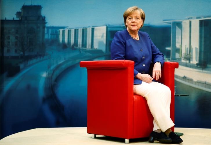 © Reuters. German Chancellor Merkel arrives for a TV interview by ARD public broadcaster in Berlin