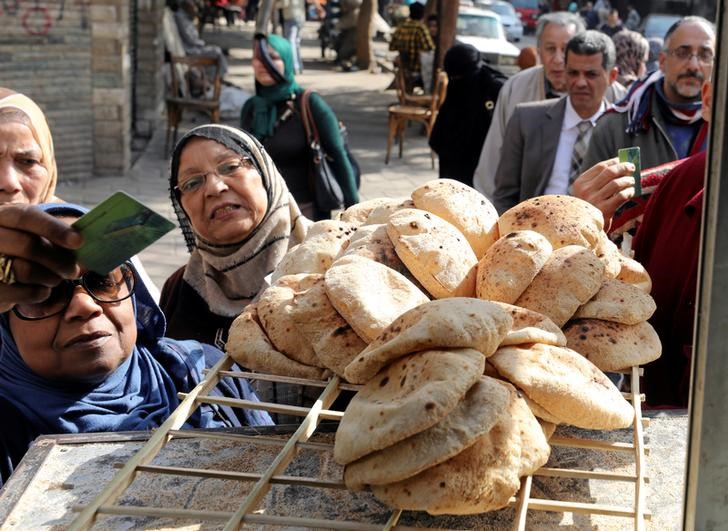 © Reuters. مصدران حكوميان: مصر تدرس زيادة دعم نقاط الخبز 100%