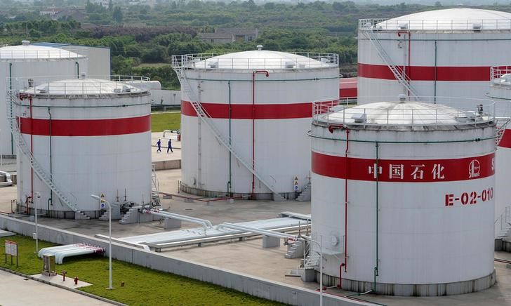 © Reuters. Нефтехранилища на заводе Sinopec в Хэфэе